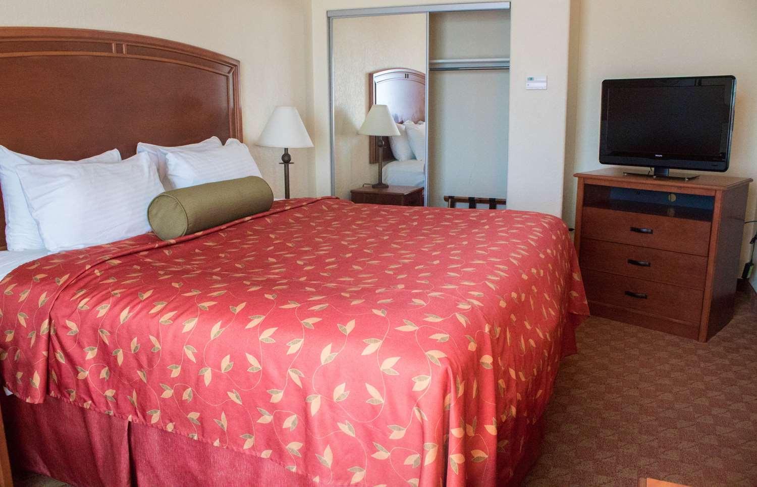 Best Western Plus San Antonio East Inn & Suites Exterior photo