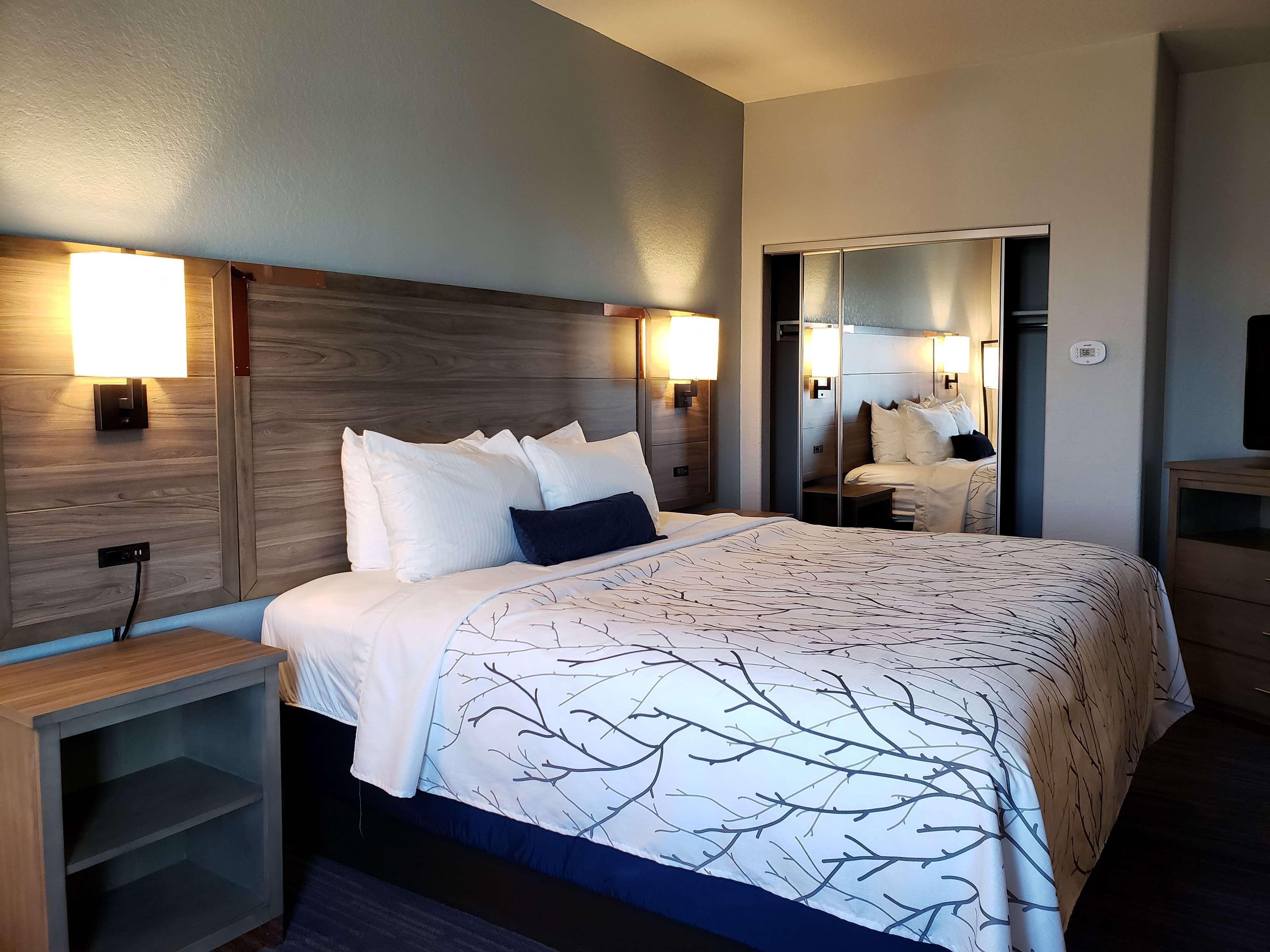 Best Western Plus San Antonio East Inn & Suites Exterior photo